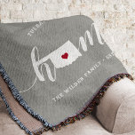 Oklahoma Zuhause Staaten Personalisiert Decke<br><div class="desc">Zeigen Sie Zuhause-Staatsstolz mit dieser niedlichen rustikalen grauen Werftdecke mit "Zuhause" in weißer Kalligrafie-Schrift mit einer Silhouette des Staat von Oklahoma, stehend für den Buchstaben "O". Eine rote Herzanzeige in der Staat-Karte vervollständigt das Design; Sie können die Herzposition in Ihrer Zuhause-Stadt ändern, indem Sie das Design-Tool öffnen und die Herzform...</div>