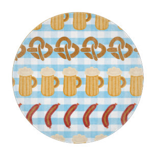 Oktoberfest: Bier, Salzbrezel, Wurstmuster Schneidebrett