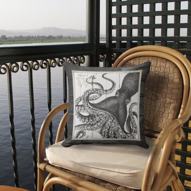 Oktopus auf rustikalem Holzkissen im Freien Kissen (Von Creator hochgeladen)