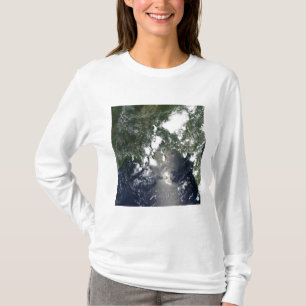 Öl breitet sich nordöstlich aus T-Shirt