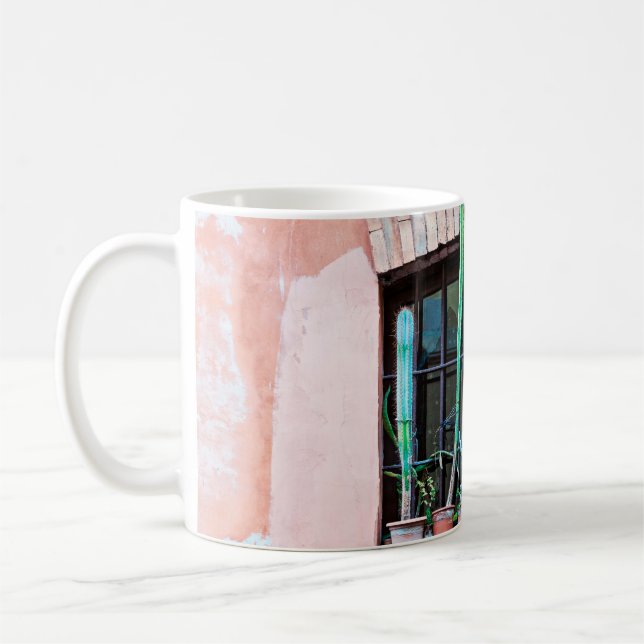 Old abandoned window with group of cactus flower p kaffeetasse (Links)