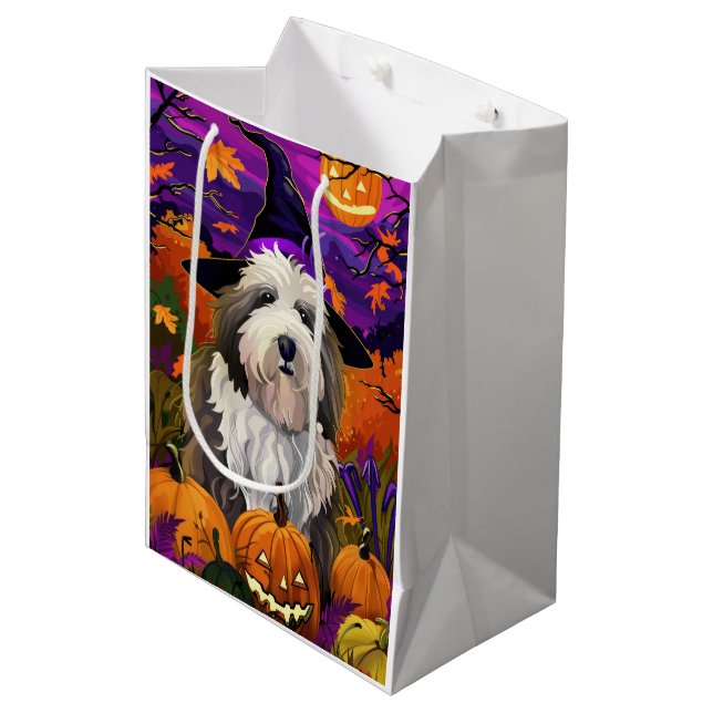 Old English Sheepdog Halloween Hexenkürbis Mittlere Geschenktüte (Vorderseite Schrägansicht)