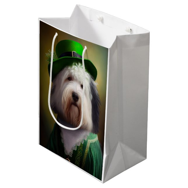 Old English Sheepdog in St. Patrick's Day Dress Mittlere Geschenktüte (Vorderseite Schrägansicht)