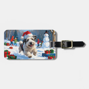 Old English Sheepdog läuft im Schnee mit Weihnacht Gepäckanhänger