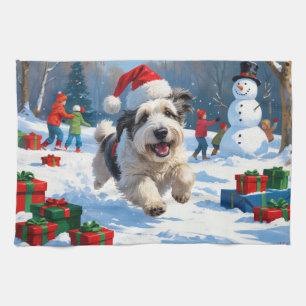 Old English Sheepdog läuft im Schnee mit Weihnacht Geschirrtuch