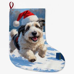 Old English Sheepdog läuft im Schnee mit Weihnacht Großer Weihnachtsstrumpf