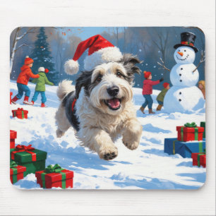 Old English Sheepdog läuft im Schnee mit Weihnacht Mousepad