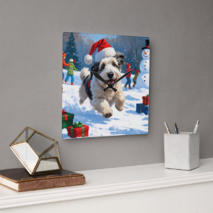 Old English Sheepdog läuft im Schnee mit Weihnacht Quadratische Wanduhr