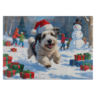 Old English Sheepdog läuft im Schnee mit Weihnacht Schneidebrett
