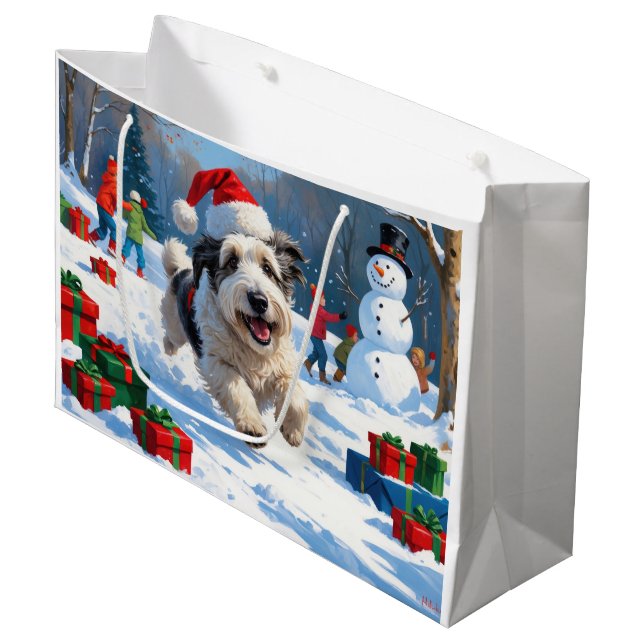 Old English Sheepdog läuft in Snow Weihnachtshut Große Geschenktüte (Vorderseite Schrägansicht)