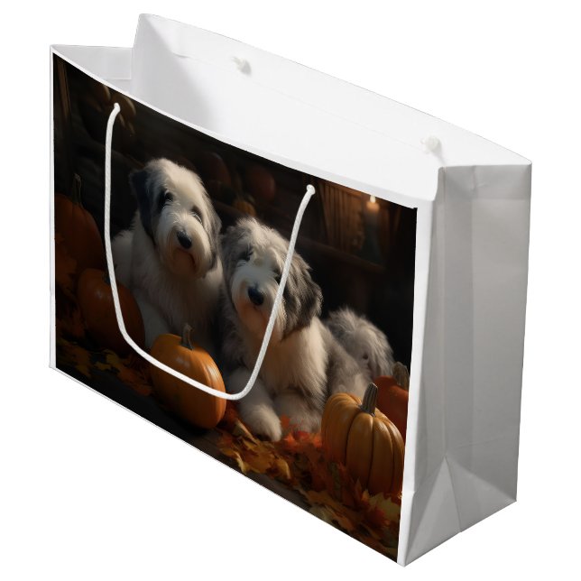 Old English Sheepdog Welpe Autumn Delight Pumpkin Große Geschenktüte (Vorderseite Schrägansicht)