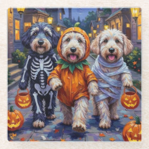 Old English Sheepdogs beim Trick-or-Treaten Hallow Glasuntersetzer
