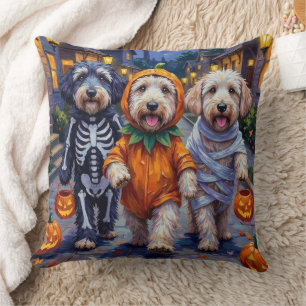 Old English Sheepdogs beim Trick-or-Treaten Hallow Kissen