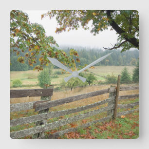 Old Fence On A Farm Quadratische Wanduhr