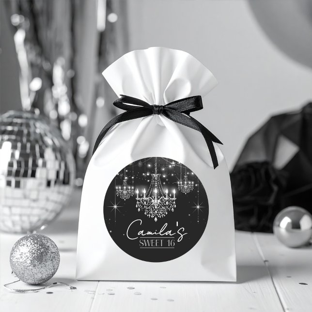 Old Hollywood B & W Chandelier Sweet 16 ID1108 Runder Aufkleber (Von Creator hochgeladen)