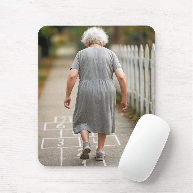Old Lady Playing Hopscotch Mousepad (Mit Mouse)