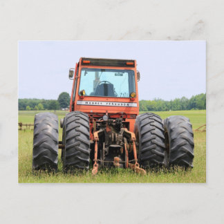 Old Massey Cab Model Traktor in einem Feld Postkarte