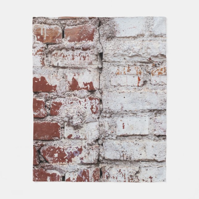 Old painted brick wall with peeling white paintwal fleecedecke (Vorderseite)