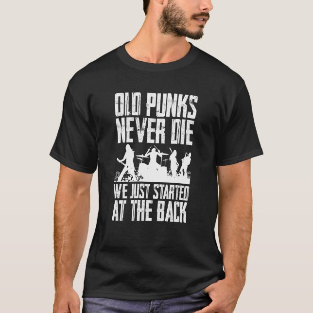 Old Punks Never Die We Just Stand At The Back T-Shirt (Vorderseite)