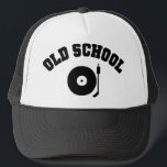 Old School DJ Record Player Truckerkappe<br><div class="desc">Großartiges Geschenk für Deejays,  die noch die alte Platte drehen oder für diejenigen,  die den einzigartig warmen Klang schätzen,  den Sie nur von alternden Plattenalben erhalten können (ganz zu schweigen von den phantastischen Kunstwerken).</div>