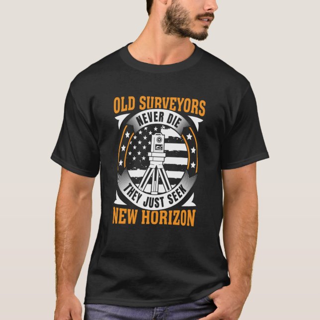Old Surveyors Never Die They Just Seek New Horizon T-Shirt (Vorderseite)