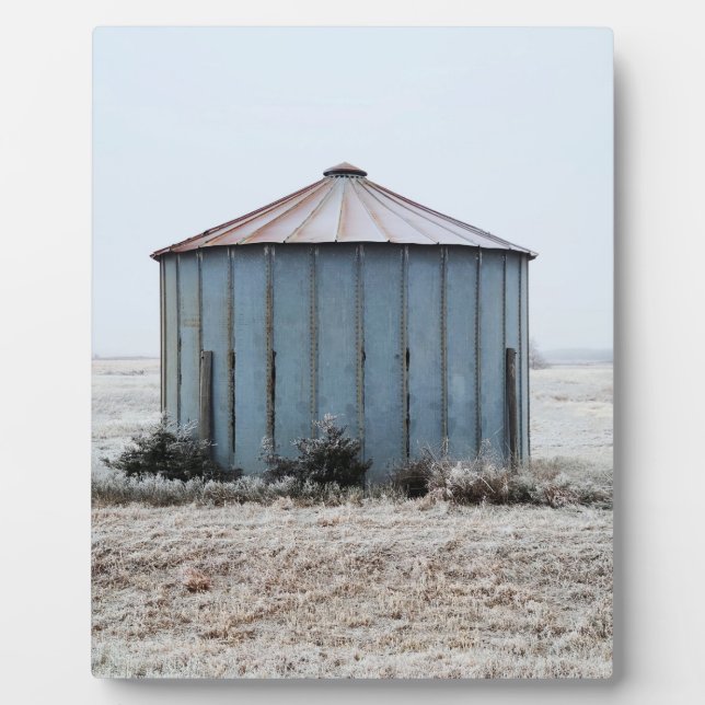 Old Weathered Grain Bin During Winter Time Fotoplatte (Vorderseite)