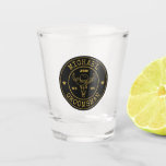 Old West Cowboy Rustikale Logos Personalisierte Tr Schnapsglas<br><div class="desc">Personalisierte Geschenke für Trauzeugen mit Western Cowboy Thema. Dekoriert mit Cowboyhut mit Vintagem Western Schriftart. Text und Farbe können mit dem Design-Tool bearbeitet werden,  um Ihren Bedürfnissen gerecht zu werden. Holen Sie sich dieses individuelles Geschenk für Hochzeiten,  Bachelor-Party,  Verlobungsfeier oder andere besondere Anlässe.</div>