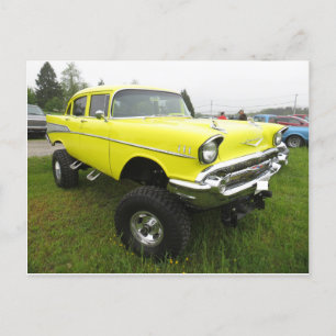 Oldtimer-Autos mit übergroßen Reifen Postkarte