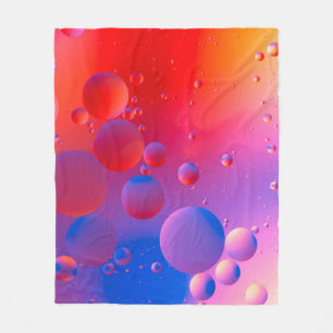 ölige Tropfen in Wasser mit farbigem Hintergrund, Fleecedecke