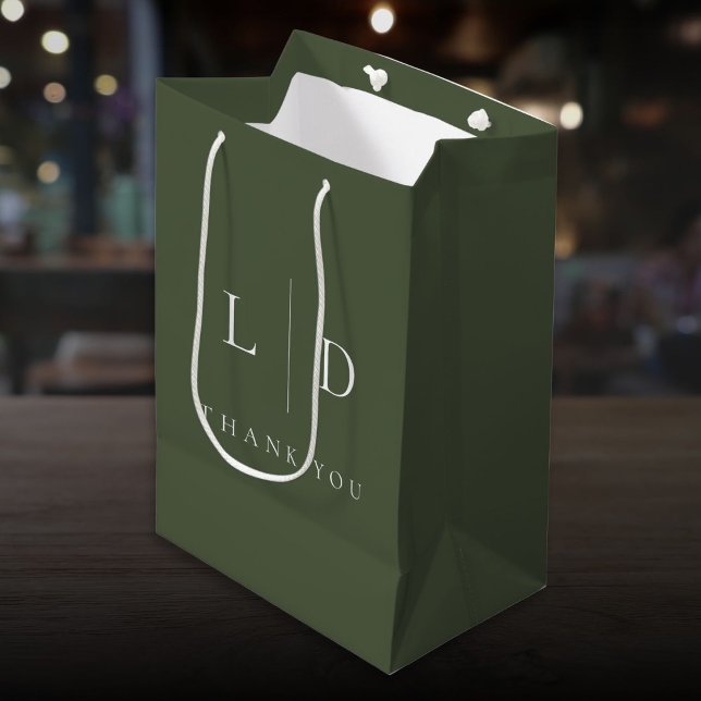 Olive Green Elegant Minimalistisch Monogram Weddin Mittlere Geschenktüte (Olive Green Elegant Minimalist Monogram Wedding Medium Gift Bag)