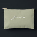 Olive Green Script Minimal Moderne Typografie Zubehörtasche<br><div class="desc">Olive Green Script Minimal Moderne Typografie Accessory Pouch verfügt über einen soliden, hellgrünen Hintergrund mit einem eleganten, weißen Skriptnamen personalisiert auf der Vorderseite. Das minimalistische Design bietet eine stilvolle und praktische Möglichkeit, Ihre Essenzen zu organisieren, sei es für Kosmetik, Make-up oder kleine Reiseartikel. Die moderne, elegante Ästhetik macht es zu...</div>