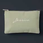 Olive Green Script Minimal Moderne Typografie Zubehörtasche<br><div class="desc">Olive Green Script Minimal Moderne Typografie Accessory Pouch verfügt über einen soliden, hellgrünen Hintergrund mit einem eleganten, weißen Skriptnamen personalisiert auf der Vorderseite. Das minimalistische Design bietet eine stilvolle und praktische Möglichkeit, Ihre Essenzen zu organisieren, sei es für Kosmetik, Make-up oder kleine Reiseartikel. Die moderne, elegante Ästhetik macht es zu...</div>