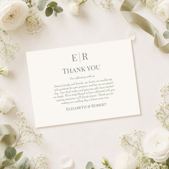 Oliven-Monogramm Hochzeits-Dankeskarten Dankeskarte (Olive Monogram Wedding Thank You Card on a table with white roses and wedding decor)