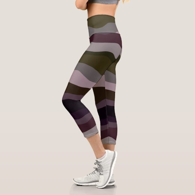 Oliven- und Lila Wavy-Streifen Capri Leggings (Links)
