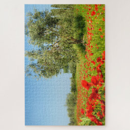 Olivenbaum auf dem Mohnblumengebiet im Sommer Puzzle
