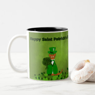 Oliver der Otter pflückt Shamrocks- Sankt Patrick Zweifarbige Tasse