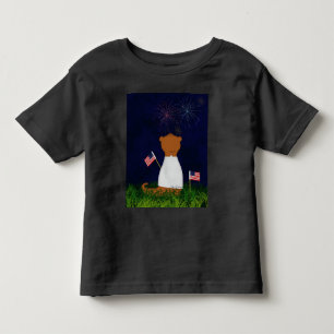 Oliver der Otter schaut Feuerwerk Kleinkind T-shirt