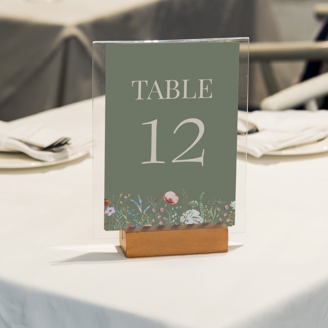 Olivgrüne Wildblumen-Hochzeitstisch-Nummer Tischnummer (Sage Green Wildflowers Wedding Table Number Card on a sunny outdoor wedding table.)