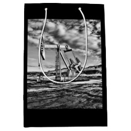 Ölpumpenanlage (Pumpjack) in Schwarz und Weiß Mittlere Geschenktüte