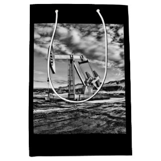 Ölpumpenanlage (Pumpjack) in Schwarz und Weiß Mittlere Geschenktüte