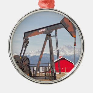 Ölquelle Pumpjack rote Scheune und sehnt sich Ornament Aus Metall