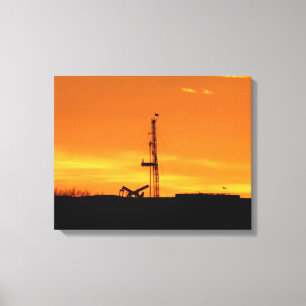 Ölworkover-Anlage am Sonnenuntergang Leinwanddruck