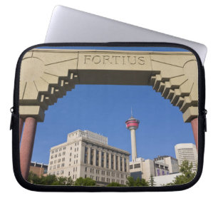 Olympic Plaza und Calgary Tower, Alberta, Kanada Laptopschutzhülle