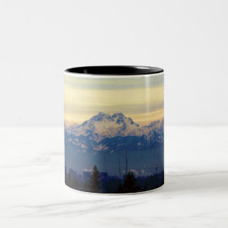 Olympische Berge aus Sammamish Zweifarbige Tasse