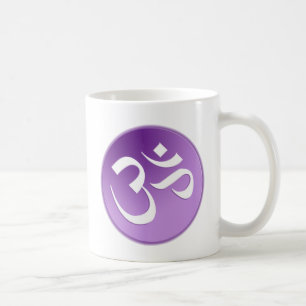 OM, in Lila und in weißem Tasse