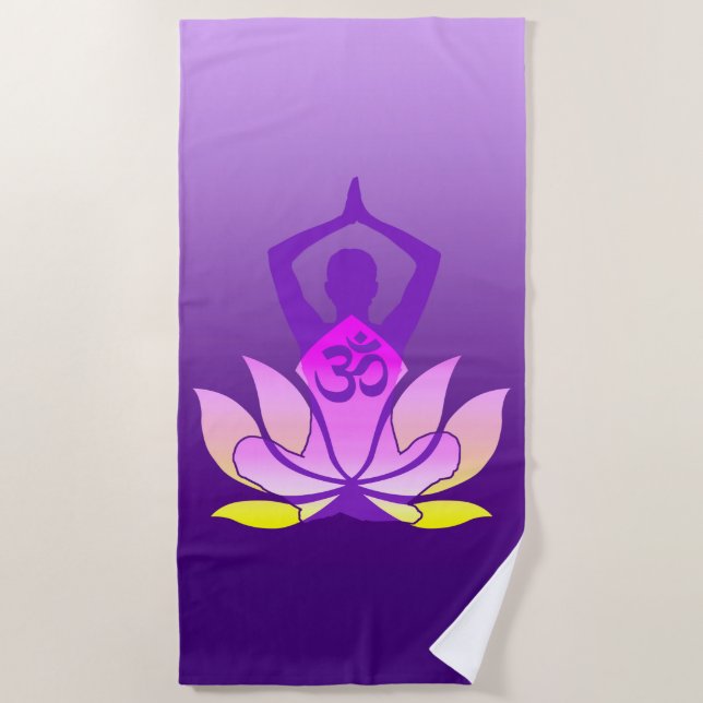 Om Lotus Blume Yoga Pose auf Lila Gradient Strandtuch (Vorderseite)