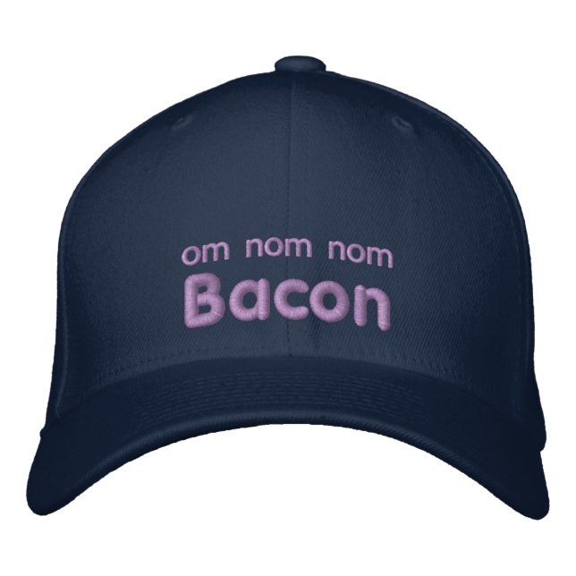 OM NOM NOM BACON LIEBE BESTICKTE BASEBALLKAPPE (Vorderseite)