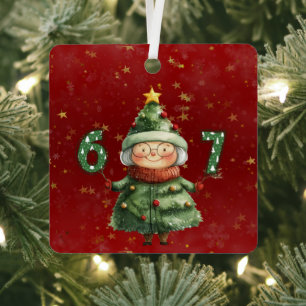 Oma als Weihnachtsbaum verkleidet, hält die Sechs  Ornament Aus Metall