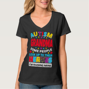 Oma Autismus Menschen schauen ihre Helden auf T-Shirt