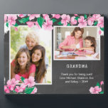 Oma Chalkboard und Cherry Blossom 2 Foto Fotoplatte<br><div class="desc">Blumenplakette zum personalisierten für Ihre Oma. Die Fotovorlage ist für Sie bereit, zwei Ihrer Lieblings-Fotos hinzuzufügen. Sie können auch Ihre eigene Nachricht und/oder Ihren eigenen Namen hinzufügen. Das Design zeichnet sich durch eine Rosa Kirschblüte auf einem kreidebedrückten Hintergrund mit weißer Typografie aus. "GRANDMA" wird in Vintager Schrift geschrieben und ist...</div>